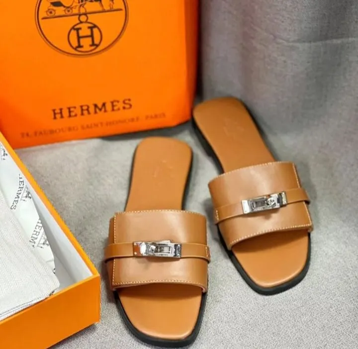 𝐇 Kelly Lock Giulia Flat Sandals
